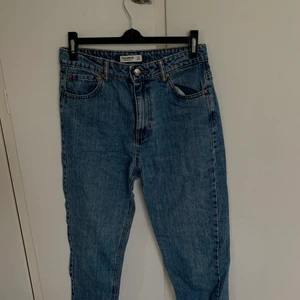 Blåa momjeans! - Jätte fina mom jeans men används inte längre  I fint skick!  Köparen står för frakt och inga returer 