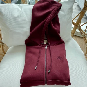 Burberry Hoddie - Säljer nu min Burberry hoodie eftersom jag knappt använt den. Storlek: S. Skick: 9/10.  Nypris ca 7000kr. Mitt pris 2990kr. Först till kvarn!