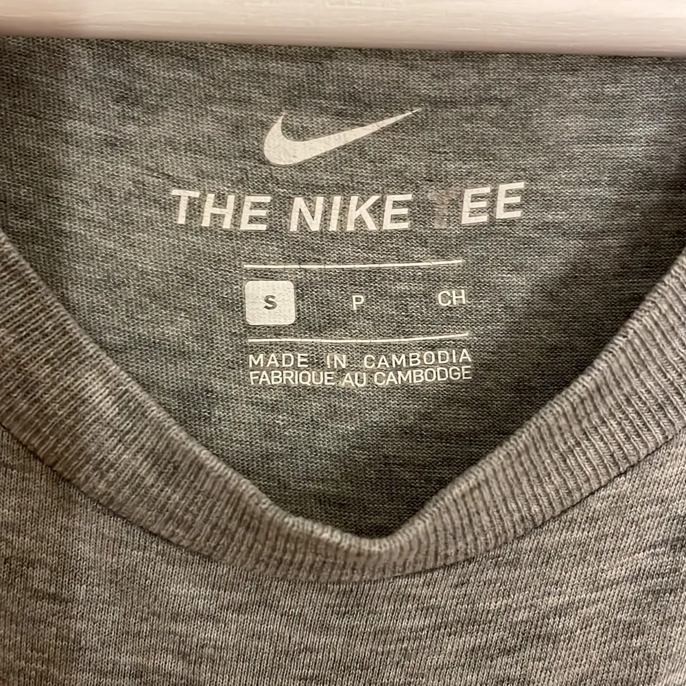 En grå Nike t-shorts men svarta Nike märken på sidan, köpt här på plick för it så länge sen, kp om du har fler frågor!💞. T-shirts.