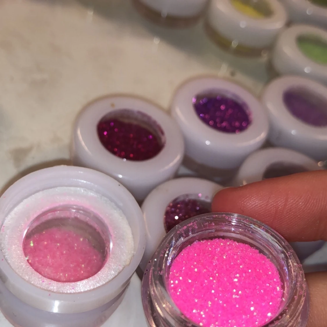 28 st behållare med glitter  - 90