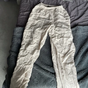 Linnebyxor  - Fina linnebyxor från Chelsea⭐️❤️på dessa bilder är dem o strykta men om de är strykta är dem världsfina