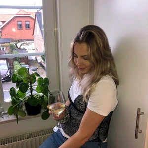 Linne + t-shirt - Vit t-shirt med fäst svart spetslinne