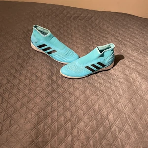 Adidas Predator  - Inomhus fotbollskor eller asfalt  10/10 slutade på fotboll o har ej andvänt dem förutom enstaka gång på gymmet  