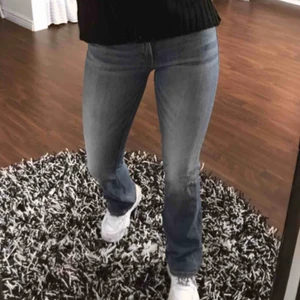 Jättesnygga lågmidjade bootcut jeans från Crocker!💙 - Snygga bootcut som är mellan low och mid rise från Crocker. Modellen heter pep boot och själjs inte längre!!! Lånade bilder❗️Extremt bra skick, mer eller mindre aldrig använda!!