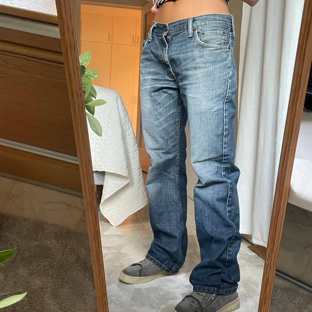 Lågmidjade jeans från levis för 300 kr❤️76 innebenslängd ,  85 cm midjemått . Jag är 165. . Jeans & Byxor.