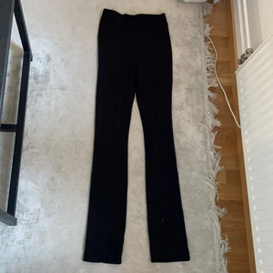 Kostymbyxor stretch  - Helt oanvända kostymbyxor från Bik Bok, storlek XS. Superstretchiga och sköna, säljer då dem är för långa för mig.