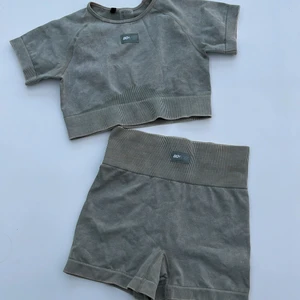 Tränings set - Så himla fint tränings set som tyvärr inte kommit till användning 💚 De är något korta på mig! Så fin grön melerad färg och stretchiga. Från BO+TEE 