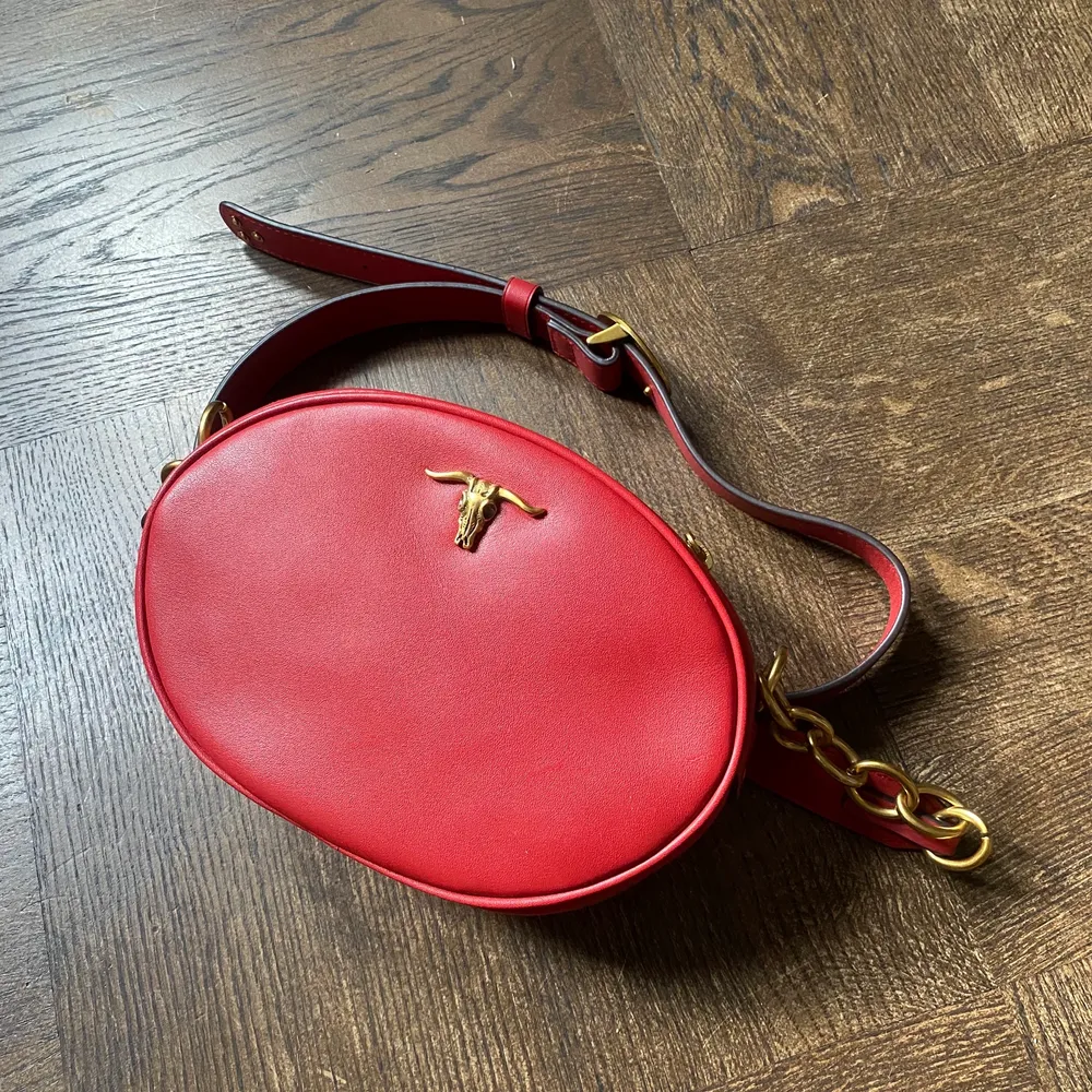Aldrig använd! Crossbody väska i rött läder från Polo Ralph Lauren🌸 Köparen står för frakten😊. Väskor.