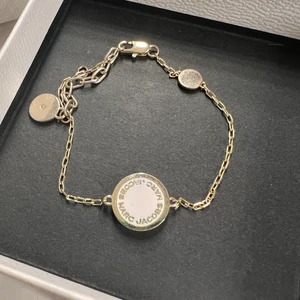 Marc jacobs  - Säljer nu mitt fina fina marc jacobs armband (äkta) . Använd max 5 gånger, jsg säljer de då jag inte känner att jag är någon ”guld” tjej och hoppas någon annan får använda detta fina armband💗 hör av er om det är några frågetecken!!