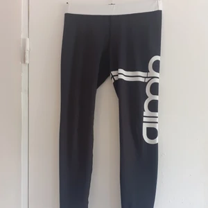 AIMN TRÄNINGS TIGHTS STRL M  - AIMN TRÄNINGS TIGHTS STRL M helt & rent men små tvättludd förekommer  Djur & rökfritt hem   Frakt tillkommer på 51 kr