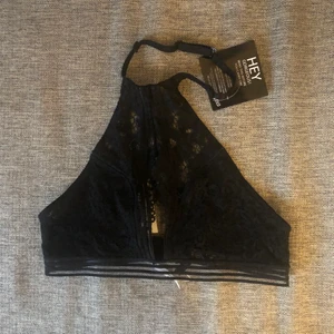 Halterneck-BH från Nelly • strl M - BH i halterneck-modell från Nelly. Aldrig använd. 