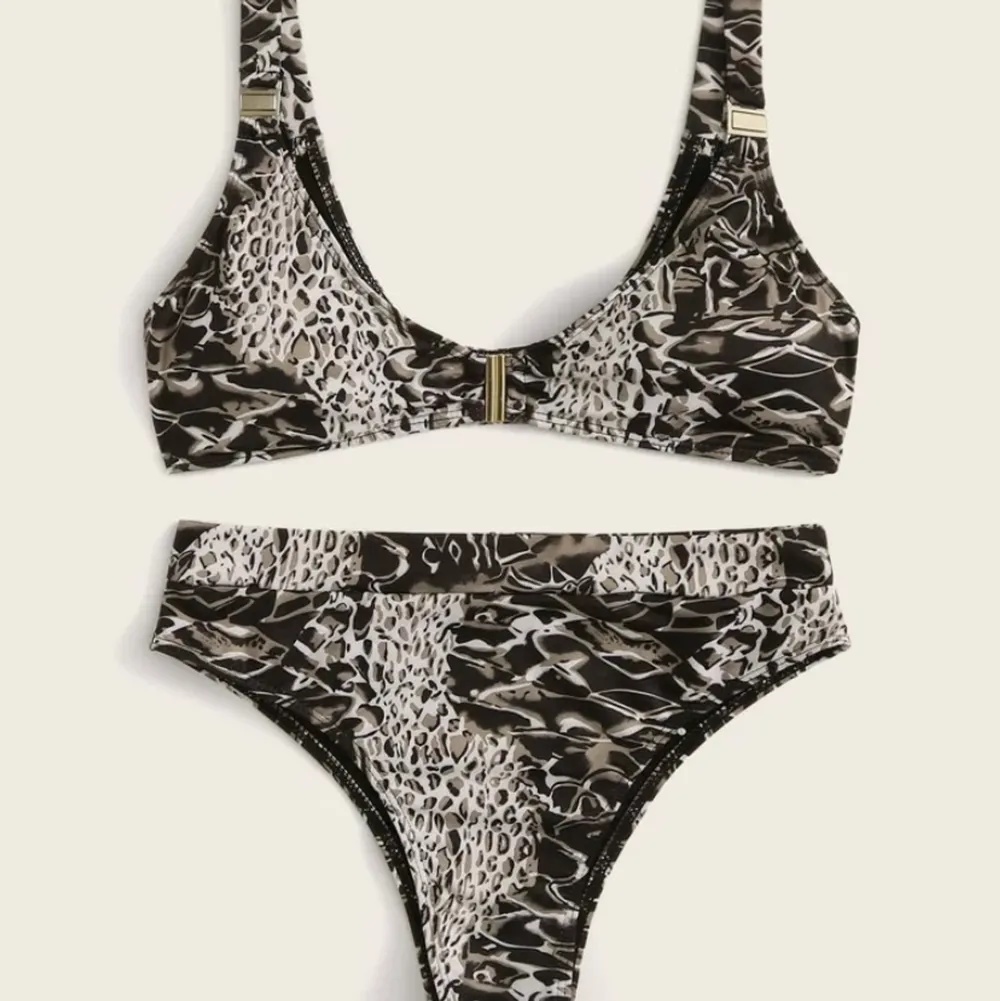 Säljer denna fina bikini då jag inte får användning för den längre. Nypris 119kr. Fraktar eller möts upp i gbg . Övrigt.