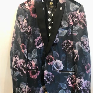 Twisted Tailor kavaj - Twisted Tailor kavaj. Mörkblå med vackra rosor. Material polyester och elastan. Storlek 42 R. Aldrig använt så i princip ny :)