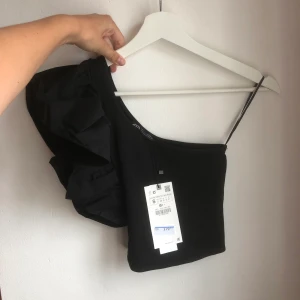 Svart volang topp - Oanvänd svart volang topp från zara i storlek s