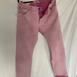 Acne Jeans - Rosa - FRI FRAKT! Vintage acne jeans i rosa med blå detaljer på knäppning. storlek: 31/32