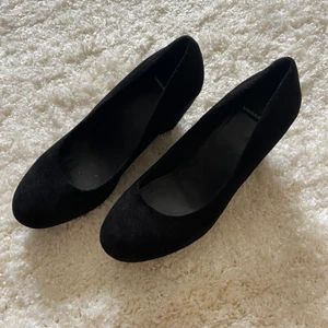 Vagabond klackskor - Ett par svarta kilklackpumps från vagabond i nyskick. Säljes pågrund av för liten storlek. Storlek 39. Köpta för 800 kr. Pris kan diskuteras :)