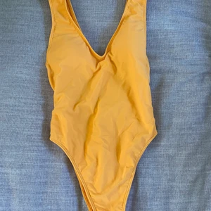 Baddräkt  - Helt oanvänd baddräkt från Hollister, storlek XS. Den har aldrig kommit till användning då den var för liten för mig💕  Superfin orange färg som gör att man ser mycket brun ut, även en korsad rygg och uttagbar vaddering. 🥰