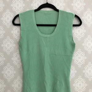 Mintgrön stickad/ribbad väst - En mintgrön stickad/ribbad väst som passar perfekt över en skjorta eller t-shirt, men också helt "själv"💚 Har du några frågor om t.ex storleken eller något annar, så hör bara av dig!