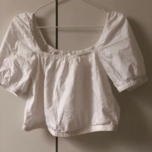 Vit topp från hm - Säljer denna gulliga toppen från hm. Säljs för att den inte kommer till någon användning. Fint skick. Stl: S Köparen står för frakten 