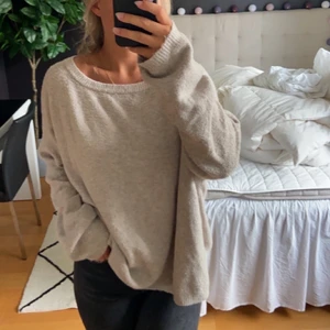 Stickad tröja - En mysig stickad tröja i storlek L som är i färgen beige💕 den är lite oversized vilket är snyggt och passar en M