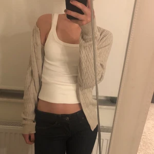 Beige Kofta - Säljer denna jättefina beiga koftan🥰 Är i bra skick och är i storlek 158/164 (köptes på barnavdelningen)💞 Köptes för 199kr men säljes för 90kr, köpare står för frakt🤩