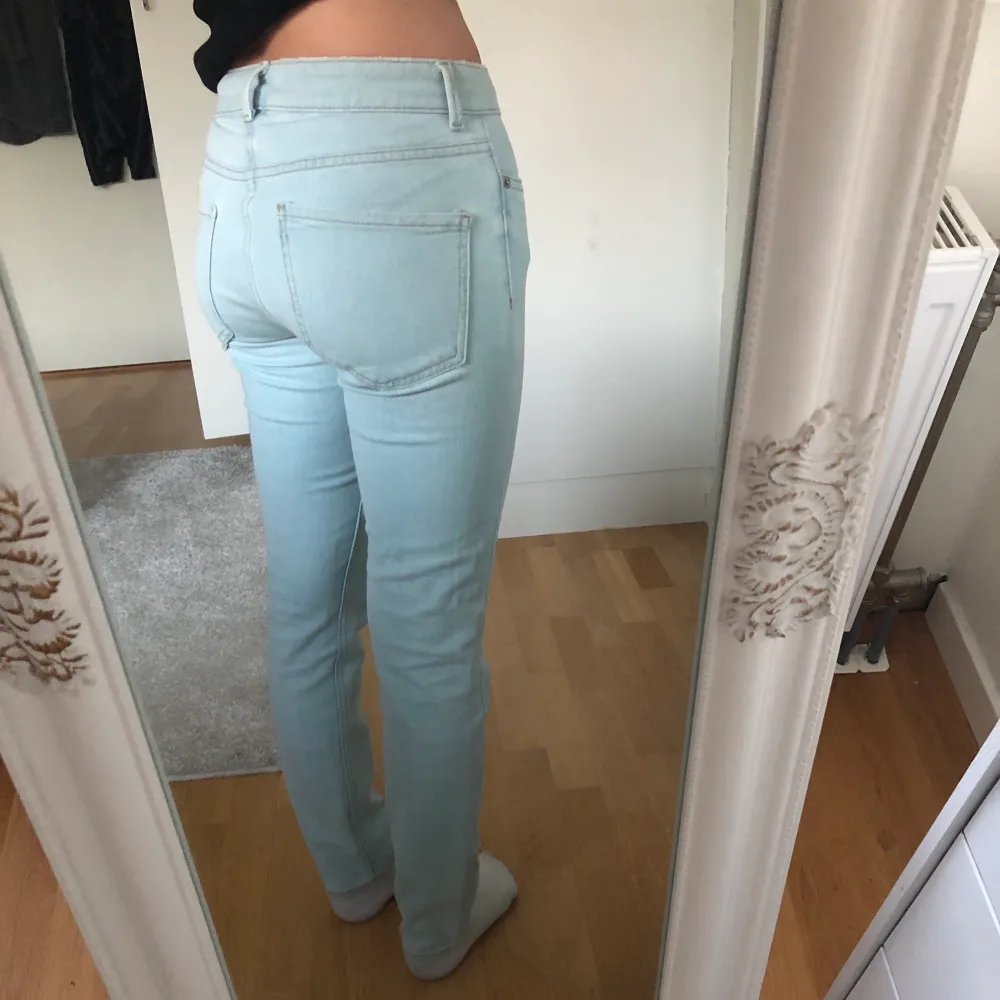 Säljer nu dessa jeans som är i den finaste ljusblåa färgen!🥰 Jag vet inte storleken men de passar perfekt på mig som har storlek 32-34 i jeans. De köptes för 120kr och säljer för 70kr+ frakt!🤩. Farkut & Housut.