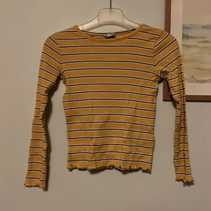 Randig långärmad tröja  - Gul lila och vit tajt långärmad tröja 