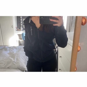 Sail racing - Jag säljer min sail racing hoodie, den är som i ny skick och storlek xs💕