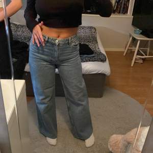 Blåa jeans från monki som aldrig kommer till användning… dem är uppsydda nertill och är perfekta till mig i längden som är 158 cm.💓