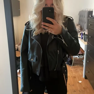 Bikbok skinnjacka  - Använt några gånger ser ny ut, inga fläckar eller nått.