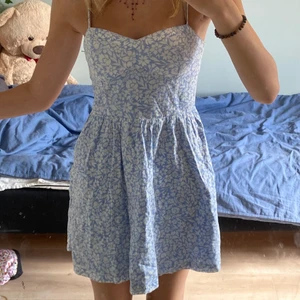 Klänning - Blommig klänning som e liiite för stor💕 köpare står för frakt