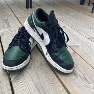 Nike air Jordan 1 low ”Green toe”  - Nästan nya Nike skor som köptes för ca ett halv år sedan. Original låda skickas med. Frakt 79 kr 🫶 