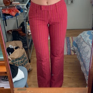 Randiga kostymbyxor🐙 - Nerlagda, fint skick, midjemått: 80cm, innerbenslängd: 90cm, frakten kostar 57kr inte 49kr☺️