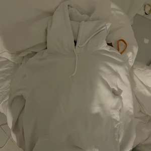 Hoodie  - Säljer en vit och en svart basic hoodie från HM 