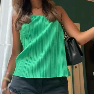 SNYGGASTE toppen! - Aldrig använd och med prislappen kvar💞sjukt snygg och passar bra till fest tex. Jätte populär! Köpt i butik i Stockholm för en månad sedan