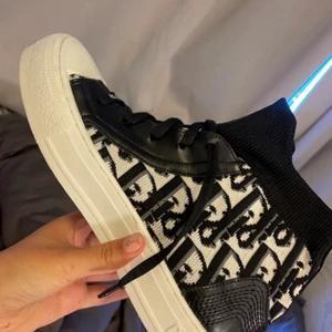 Äkta Christian Dior skor❤️ - Säljer då dem tyvärr är för små för mig❤️jätte fräscha och bra skick! Helt sjuukt fina och passar till mycket!☺️ Absolut SNYGGASTE sneakersen som finns enligt mig! 