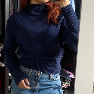 Marinblå stickad tröja - Marinblå stickad tröja med krage! Sparsamt använd, storlek xs från hm. Säljer för 89kr + frakt 🚚! Skriv vid intresse eller frågor!