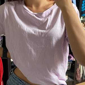 Lila tshirt från newyorker! Knappt använd och storlek xs, säljer för 29kr + frakt 🚚! Skriv vid intresse eller frågor!