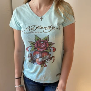 Ed Hardy - Ed hardy t-shirt som jag har köpt gör på plick. Super fin och i bra skick. Såklart äkta❤️