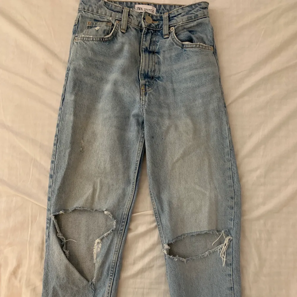 Jeans med hål från Zara, köpta här på Plick för 150 säljer billigt för 50 kr. Är slitna längst ner men de trådar går att klippa bort💗. Jeans & Byxor.