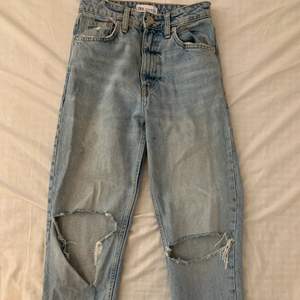 Jeans med hål från Zara, köpta här på Plick för 150 säljer billigt för 50 kr. Är slitna längst ner men de trådar går att klippa bort💗