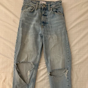 Zara jeans💛 - Jeans med hål från Zara, köpta här på Plick för 150 säljer billigt för 50 kr. Är slitna längst ner men de trådar går att klippa bort💗
