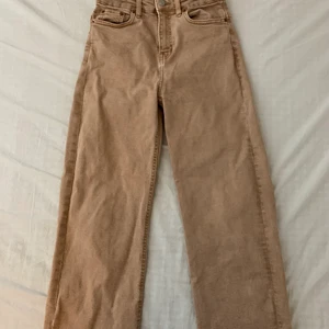 Beigea jeans 👖  - Trendiga jeans i färgen beige, storlek XS men passar S. Köpta på lager 157 för 250, säljer de för 59kr. Använda 3-4 gånger så de ser ut som nya!💜går att diskutera pris