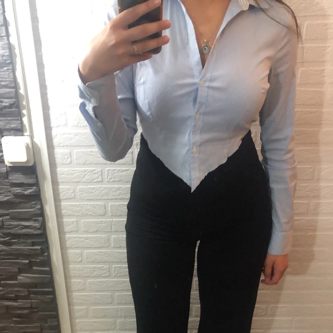 V Croppad skjorta Bella Hadid stil