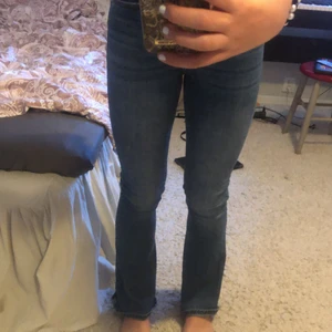 Jeans gina  - Ett par jättefina jeans från Gina tricot. Benen går ut lite där nere också💙