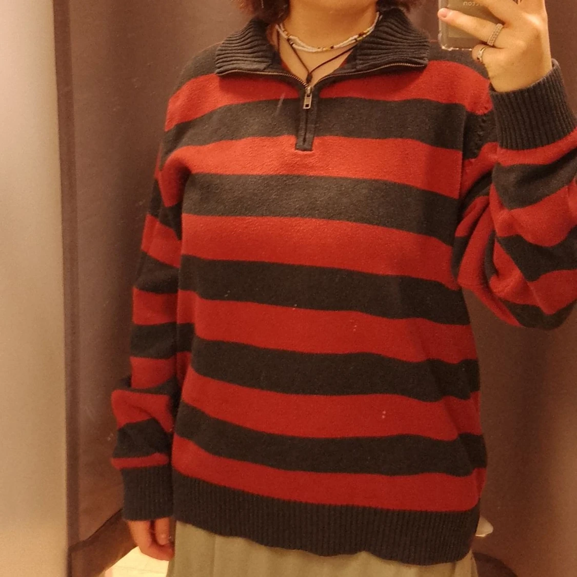 Randig stickad tröja med hög krage