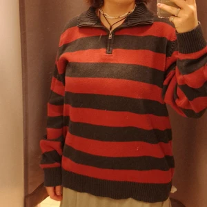 Randig stickad tröja med hög krage - INTRESSEKOLL Oversized stickad tröja köpt Second hand Dragkedja halvvägs Kontakta om du är intresserad <3 