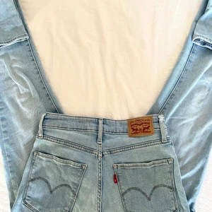 Levi’s jeans - Levi Strauss Jeans🤍 Bra skick men med en reva på märket i bak. Passform: skinny. Strl 26, passar Xs-S (34/36). originalpris: 1 295kr, säljer för 350kr