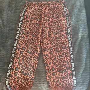 Ett par fila byxor  - Ett par fila byxor från fila haha i storlek 13-14 år. Använda 1 gång. Äkta!💯❤️