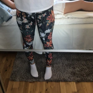 Tränings tights  - Säljer mina stronger tights. Fick dem i födelsedagspresent för 2 år sedan. Endast ett litet hål på vänstra benet som knappt märks. Ordinarie pris 799 kr💕
